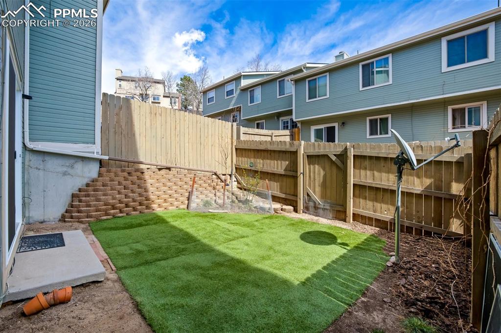 Image 40 of 50: Yard