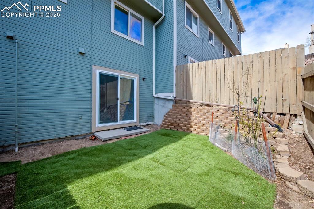 Image 41 of 50: Yard