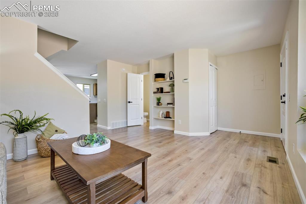 Image 5 of 50: Living Room