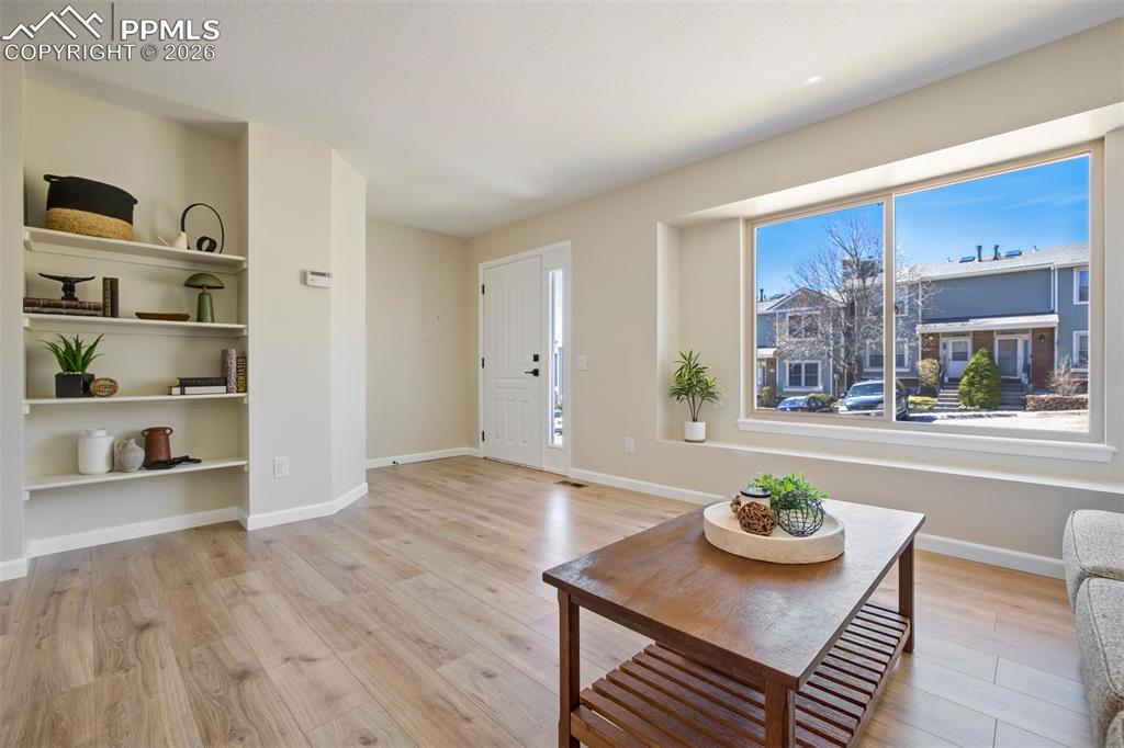 Image 6 of 50: Living Room