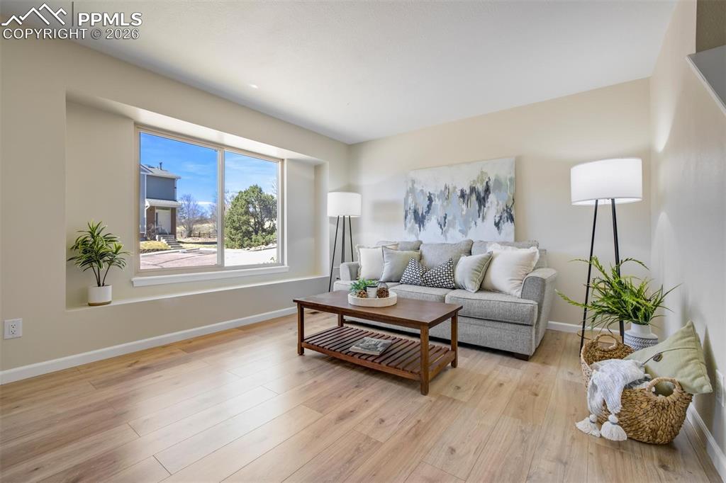 Image 7 of 50: Living Room