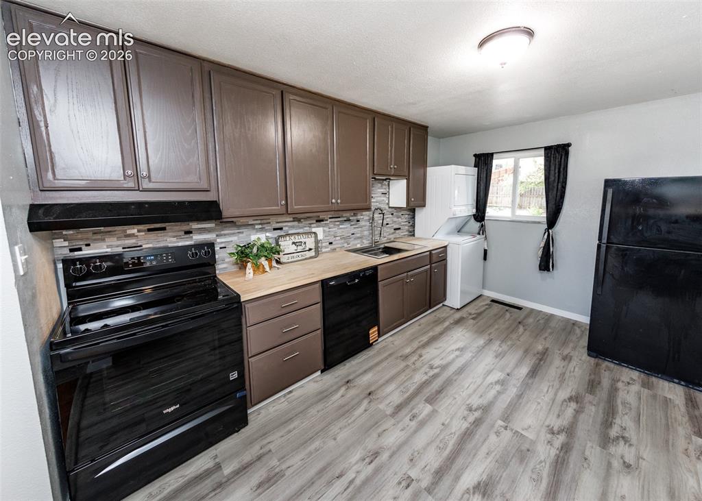 Image 12 of 36: Kitchen