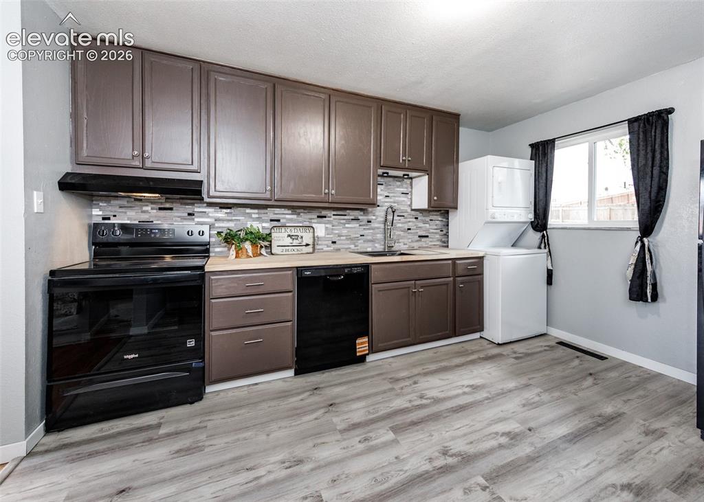 Image 13 of 36: Kitchen