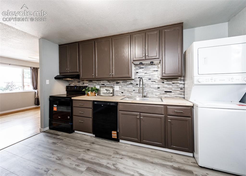 Image 14 of 36: Kitchen