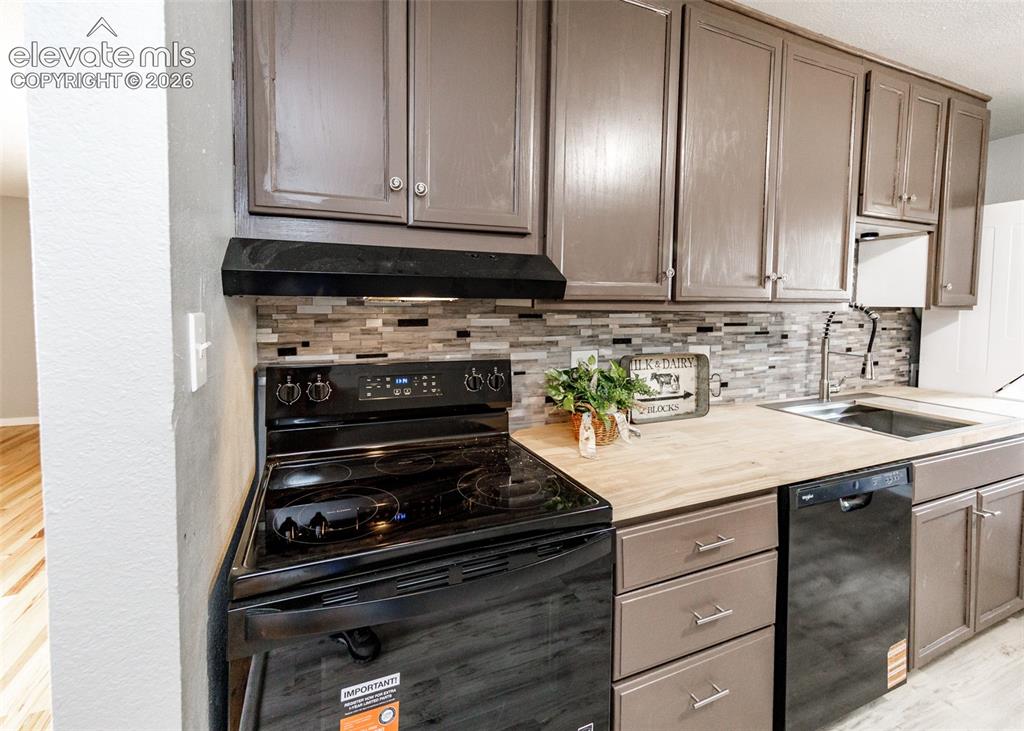 Image 15 of 36: Kitchen