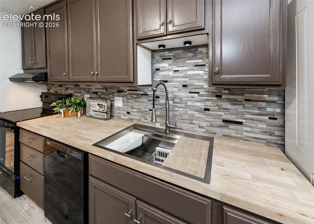 Image 16 of 36: Kitchen
