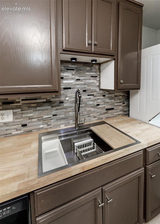 Image 17 of 36: Kitchen