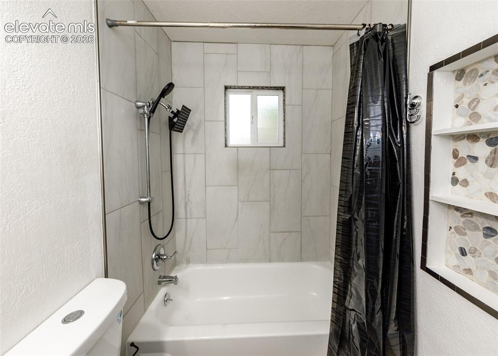 Image 31 of 36: Bathroom
