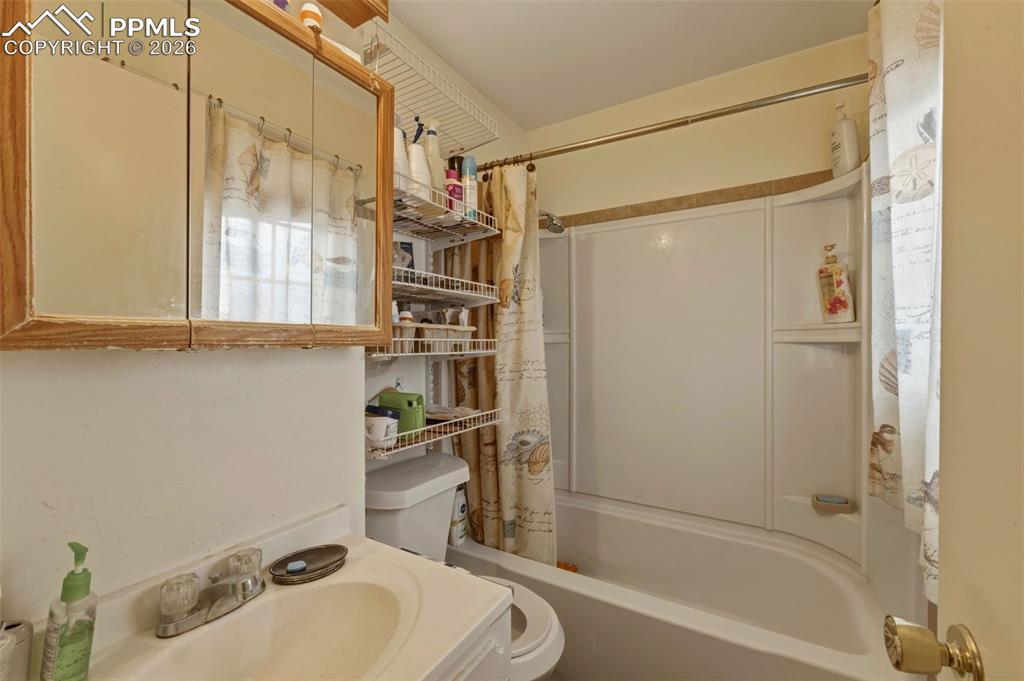 Image 10 of 25: Bathroom