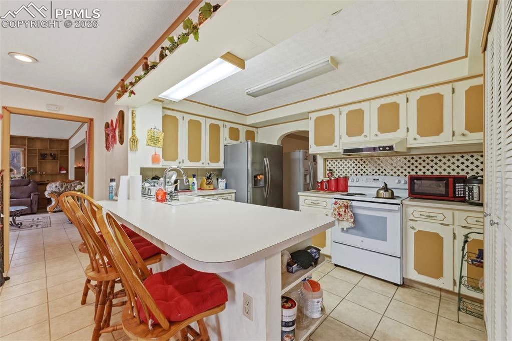 Image 11 of 25: Kitchen