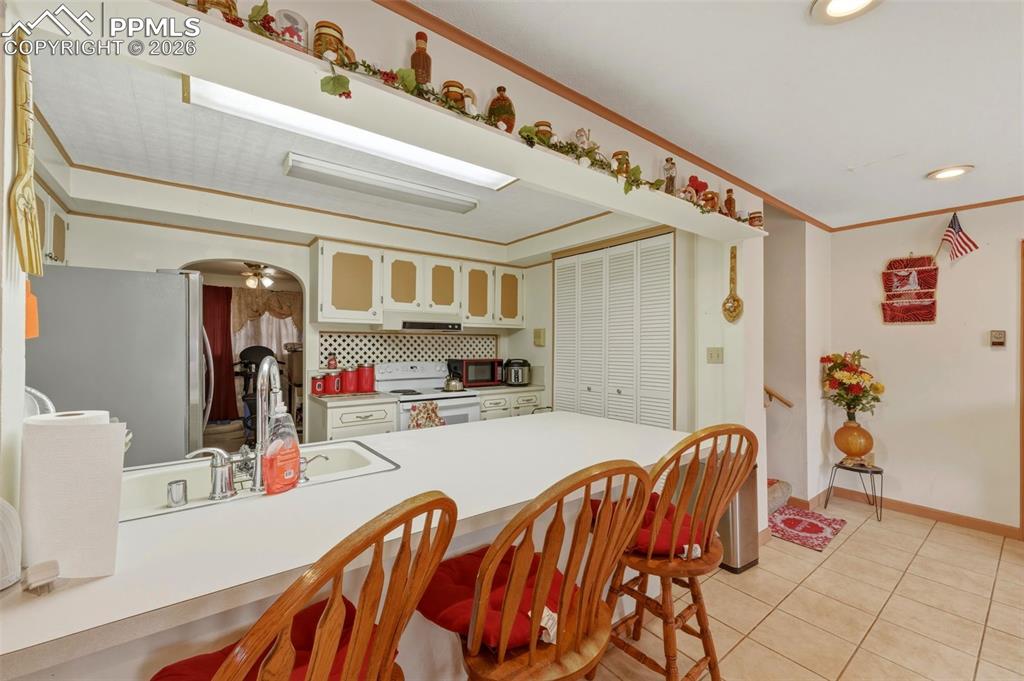 Image 12 of 25: Kitchen