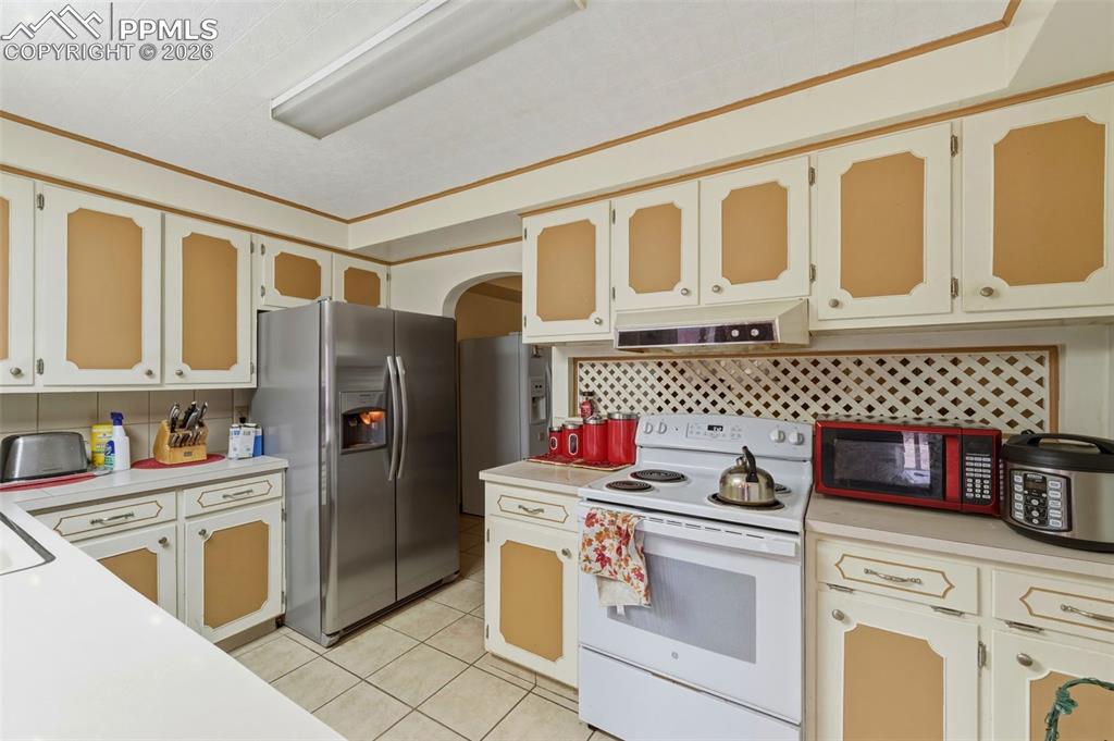 Image 13 of 25: Kitchen