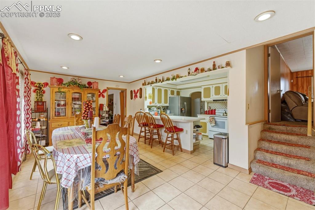 Image 14 of 25: Dining Area