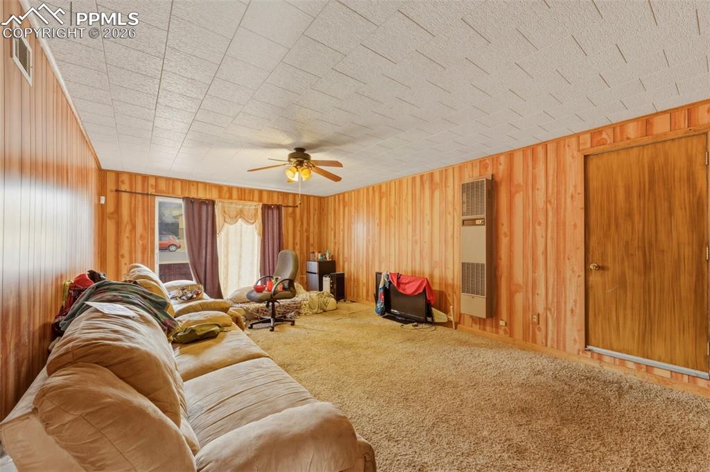 Image 16 of 25: Living Room