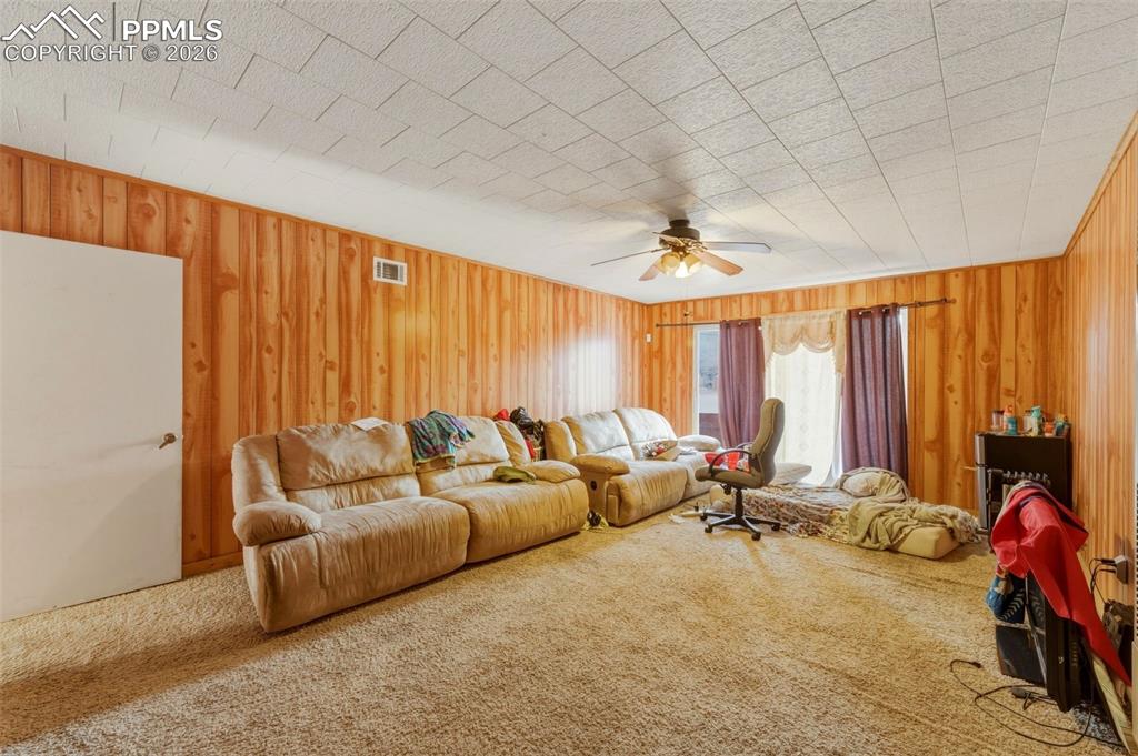 Image 17 of 25: Living Room