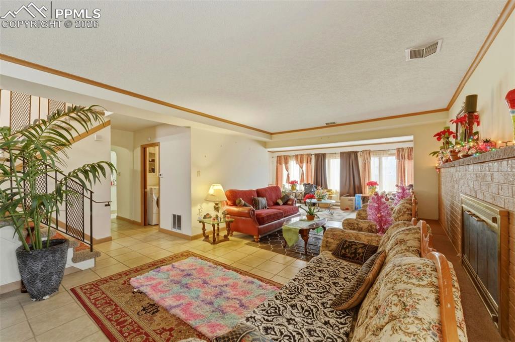 Image 18 of 25: Living Room