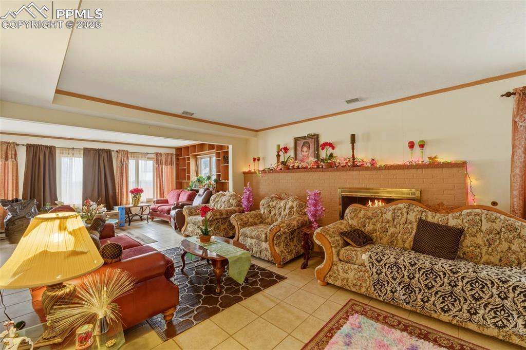 Image 19 of 25: Living Room