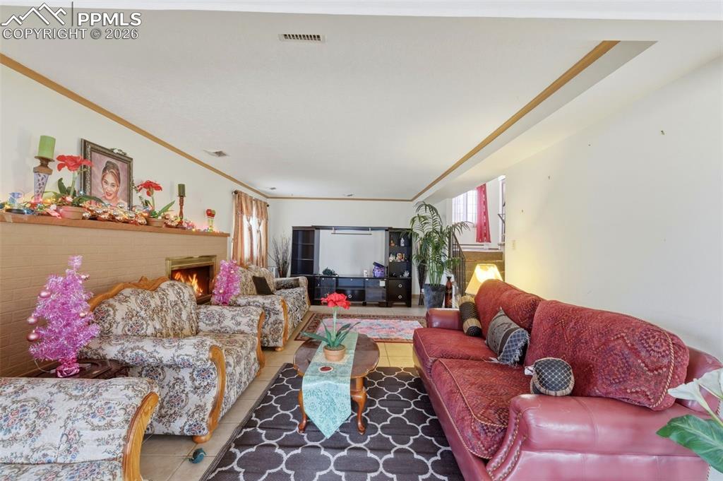 Image 20 of 25: Living Room