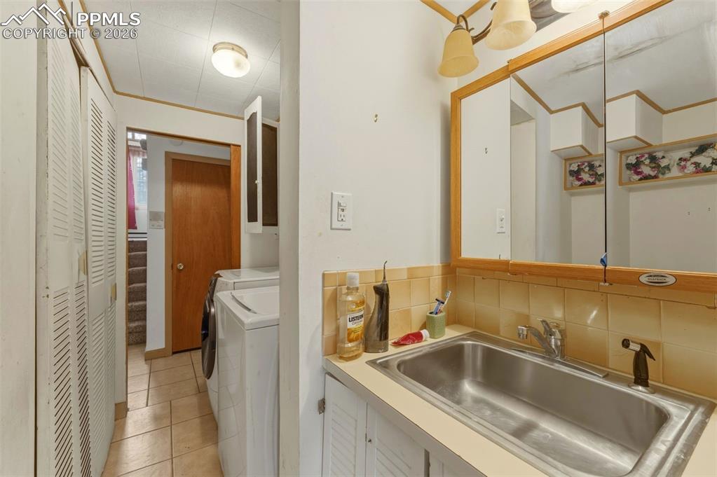 Image 22 of 25: Laundry