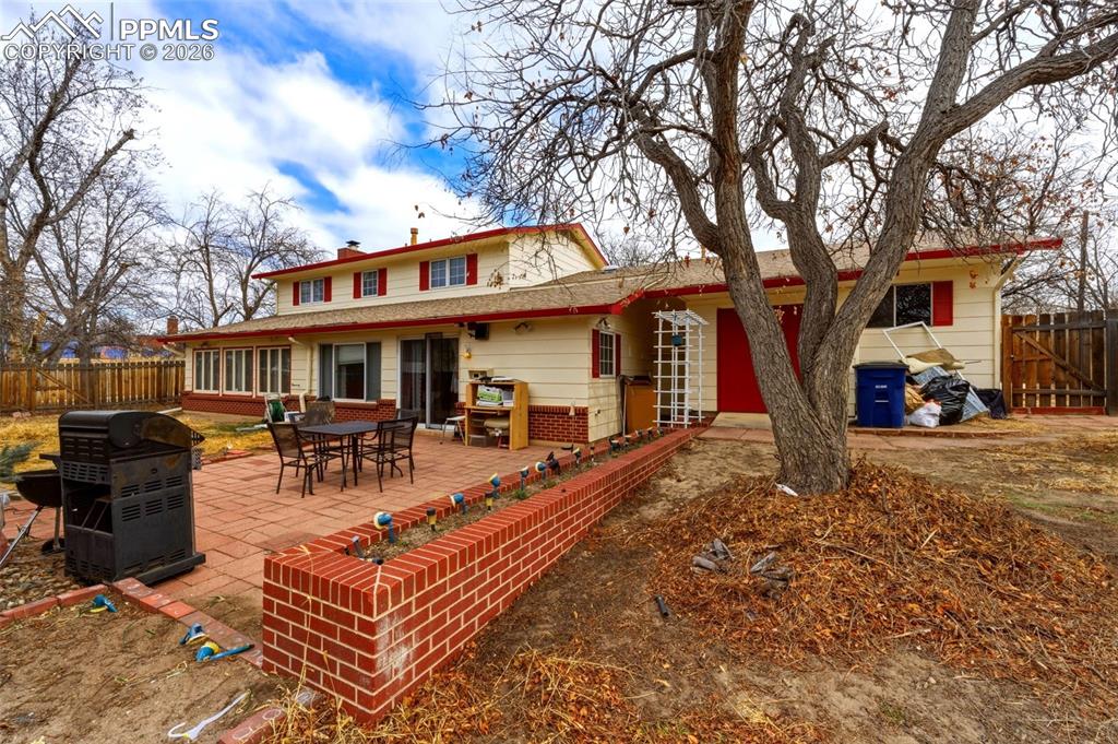 Image 24 of 25: Back of Structure