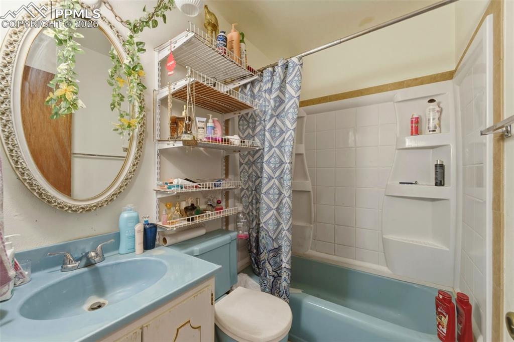 Image 6 of 25: Bathroom