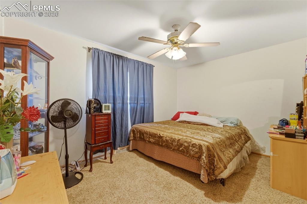 Image 7 of 25: Bedroom