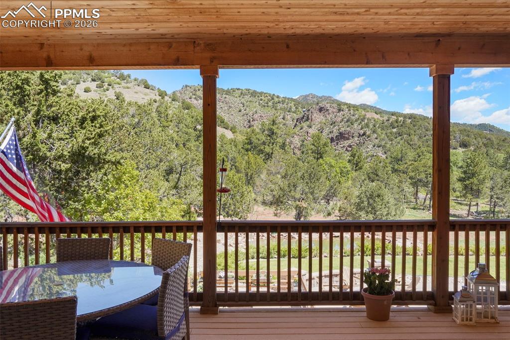 Image 11 of 50: Deck