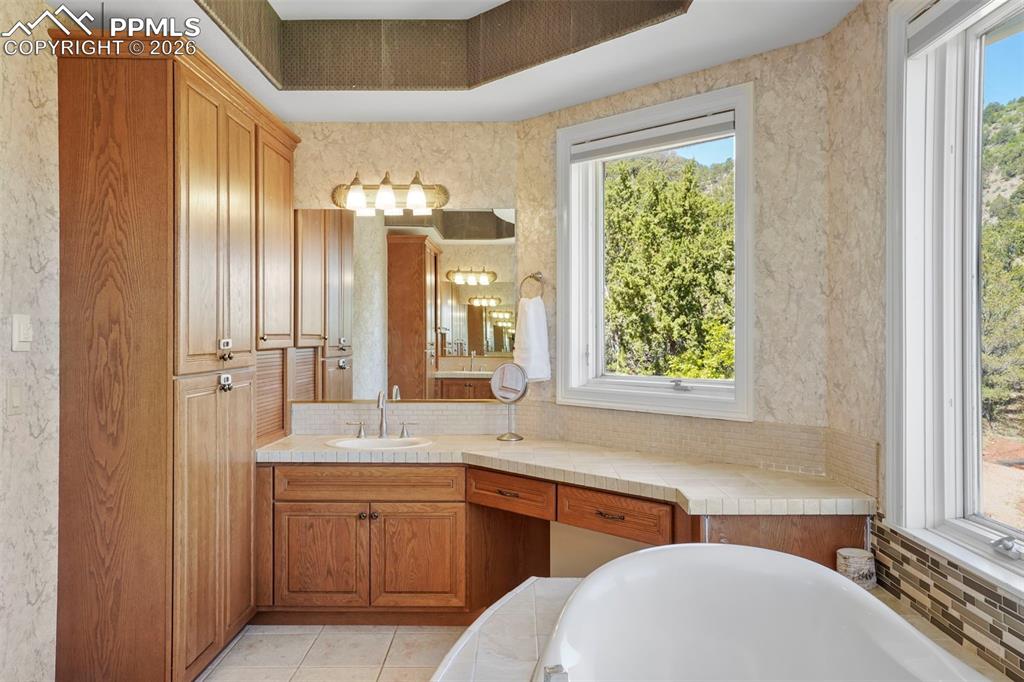 Image 18 of 50: Bathroom