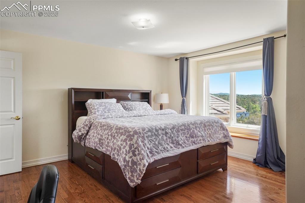 Image 19 of 50: Bedroom