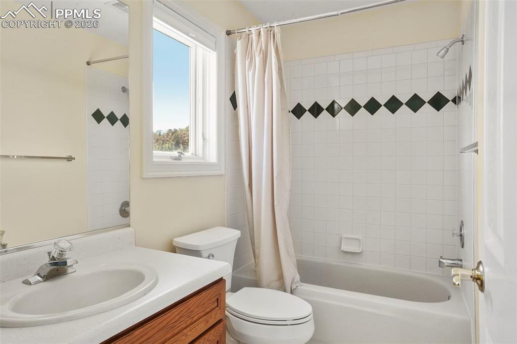 Image 20 of 50: Bathroom