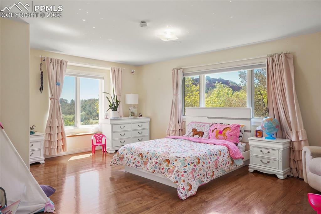 Image 21 of 50: Bedroom