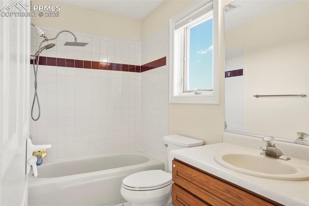 Image 22 of 50: Bathroom