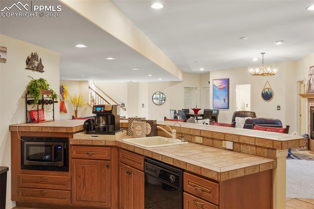 Image 26 of 50: Kitchen