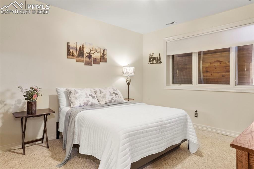 Image 29 of 50: Bedroom