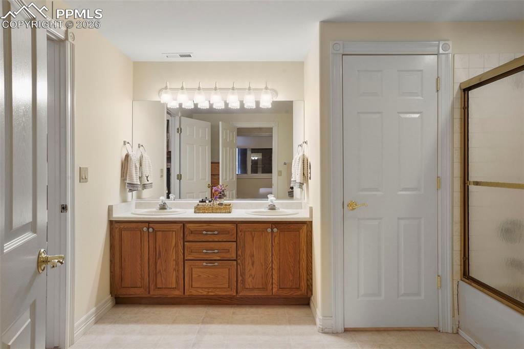 Image 30 of 50: Bathroom