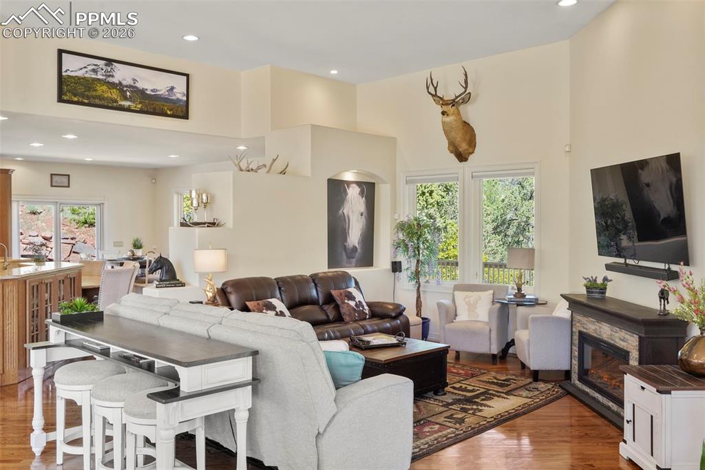 Image 4 of 50: Living Room