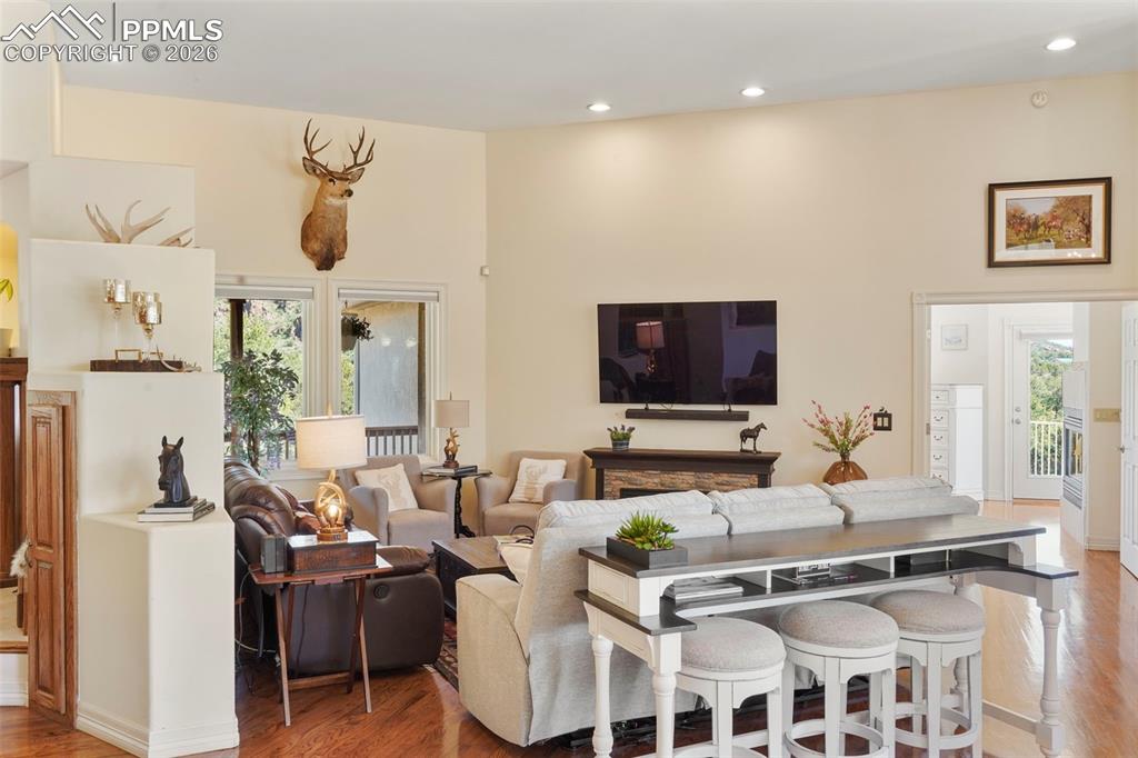 Image 5 of 50: Living Room