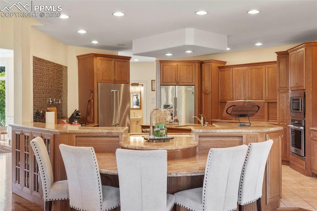 Image 7 of 50: Kitchen