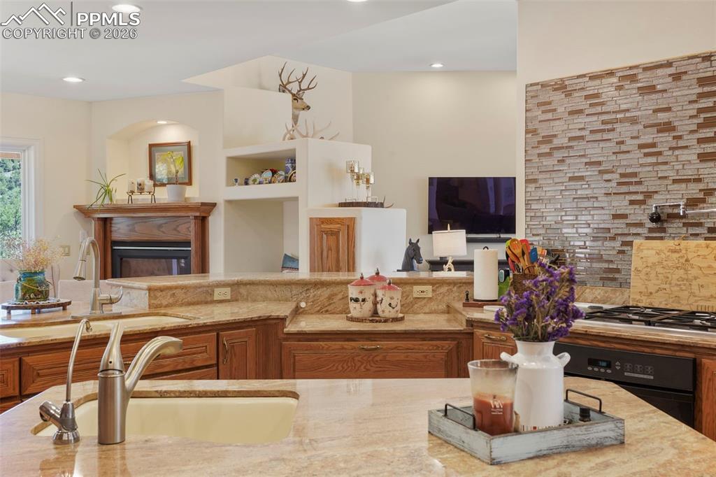 Image 9 of 50: Kitchen