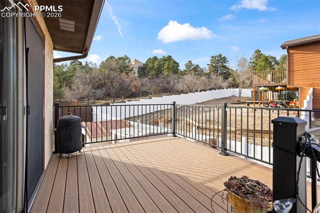 Image 14 of 17: Deck