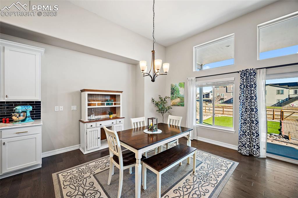 Image 14 of 49: Dining Area