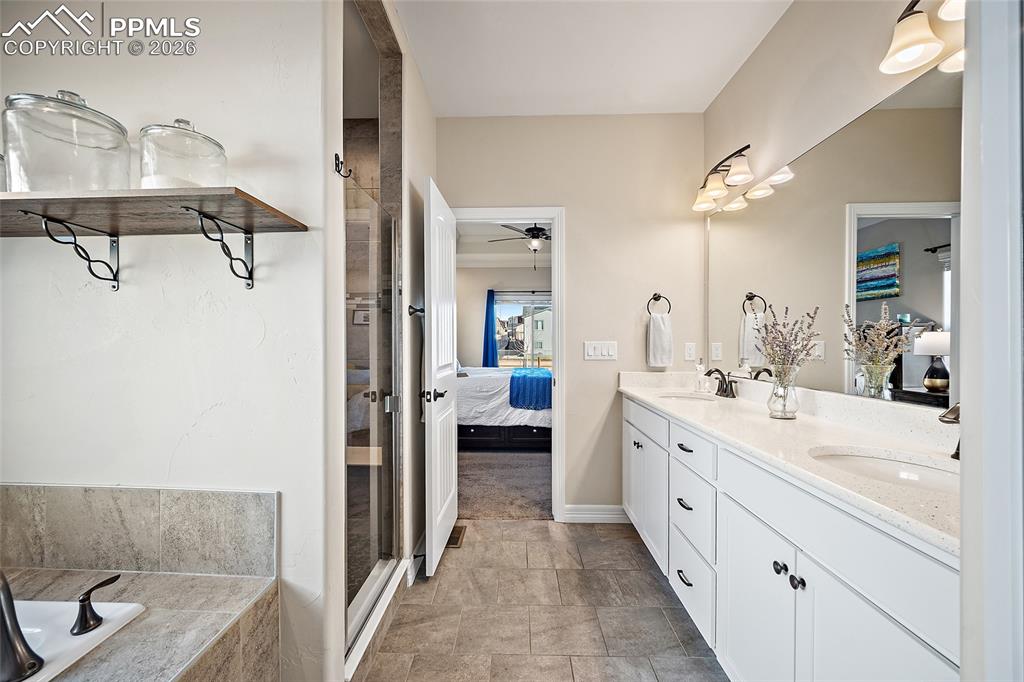 Image 21 of 49: Bathroom