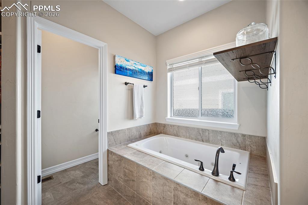 Image 23 of 49: Bathroom