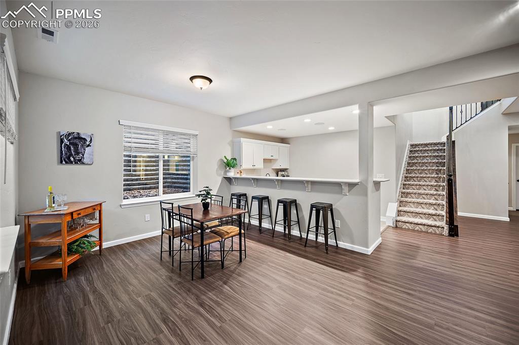 Image 32 of 49: Dining Area