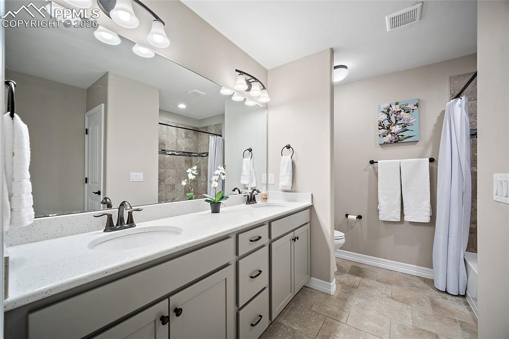 Image 38 of 49: Bathroom