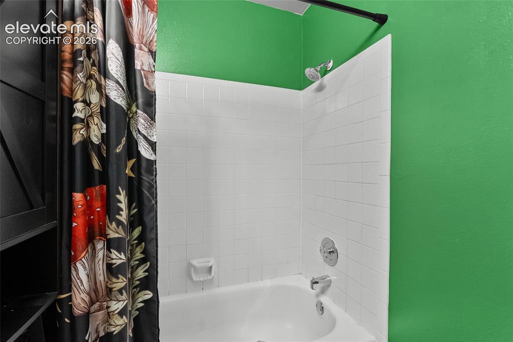 Image 12 of 31: Bathroom
