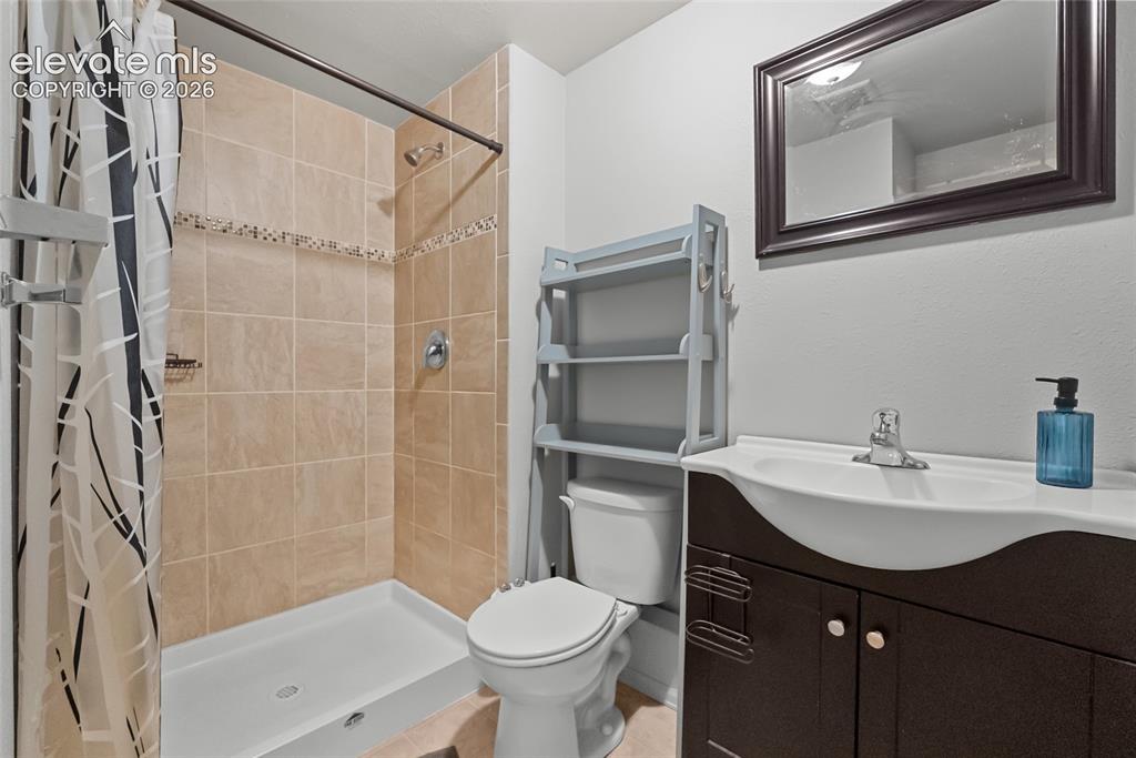 Image 18 of 31: Bathroom