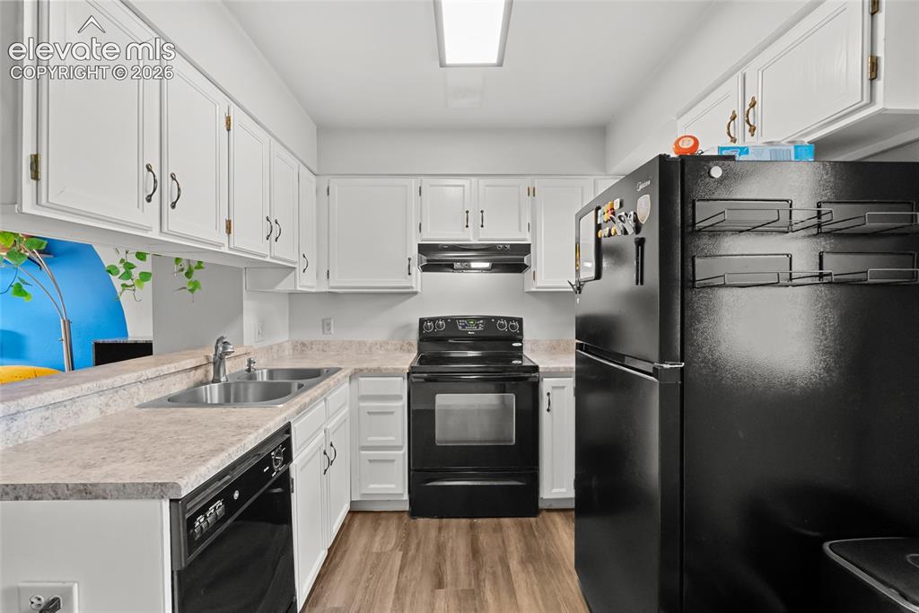 Image 7 of 31: Kitchen
