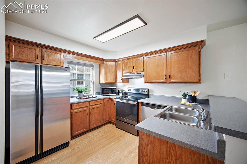 Image 11 of 35: Kitchen