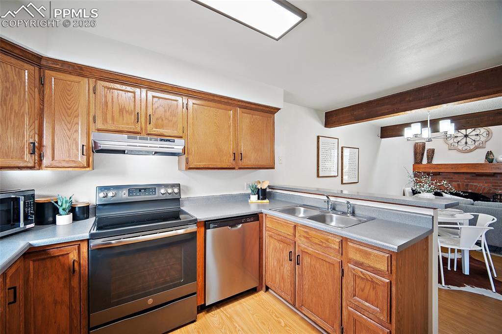 Image 12 of 35: Kitchen